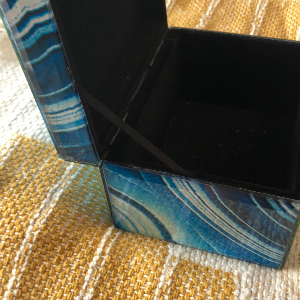 Abstract decorative box - Picture 6 of 7